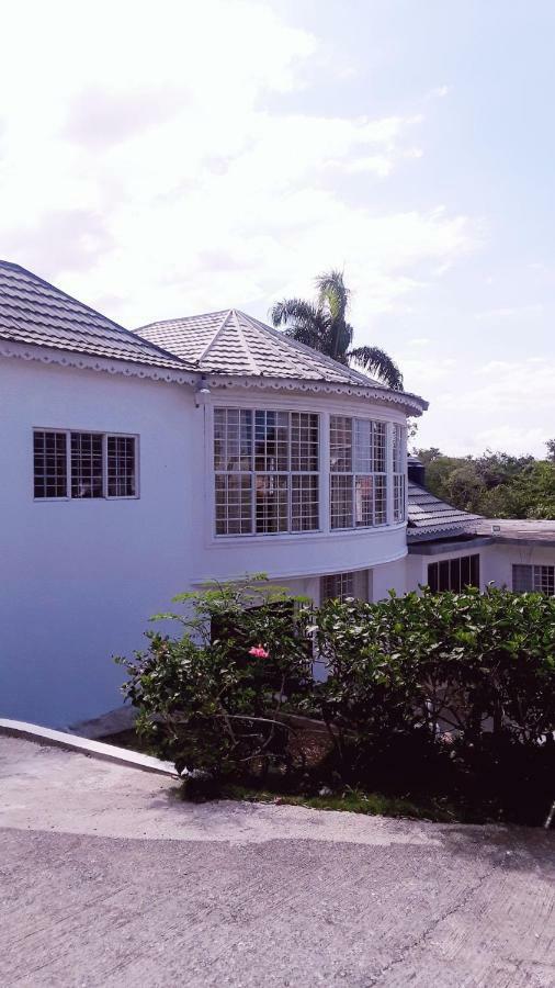 Acomodação com café da manhã  Your Private Getaway On The Hill Montego Bay