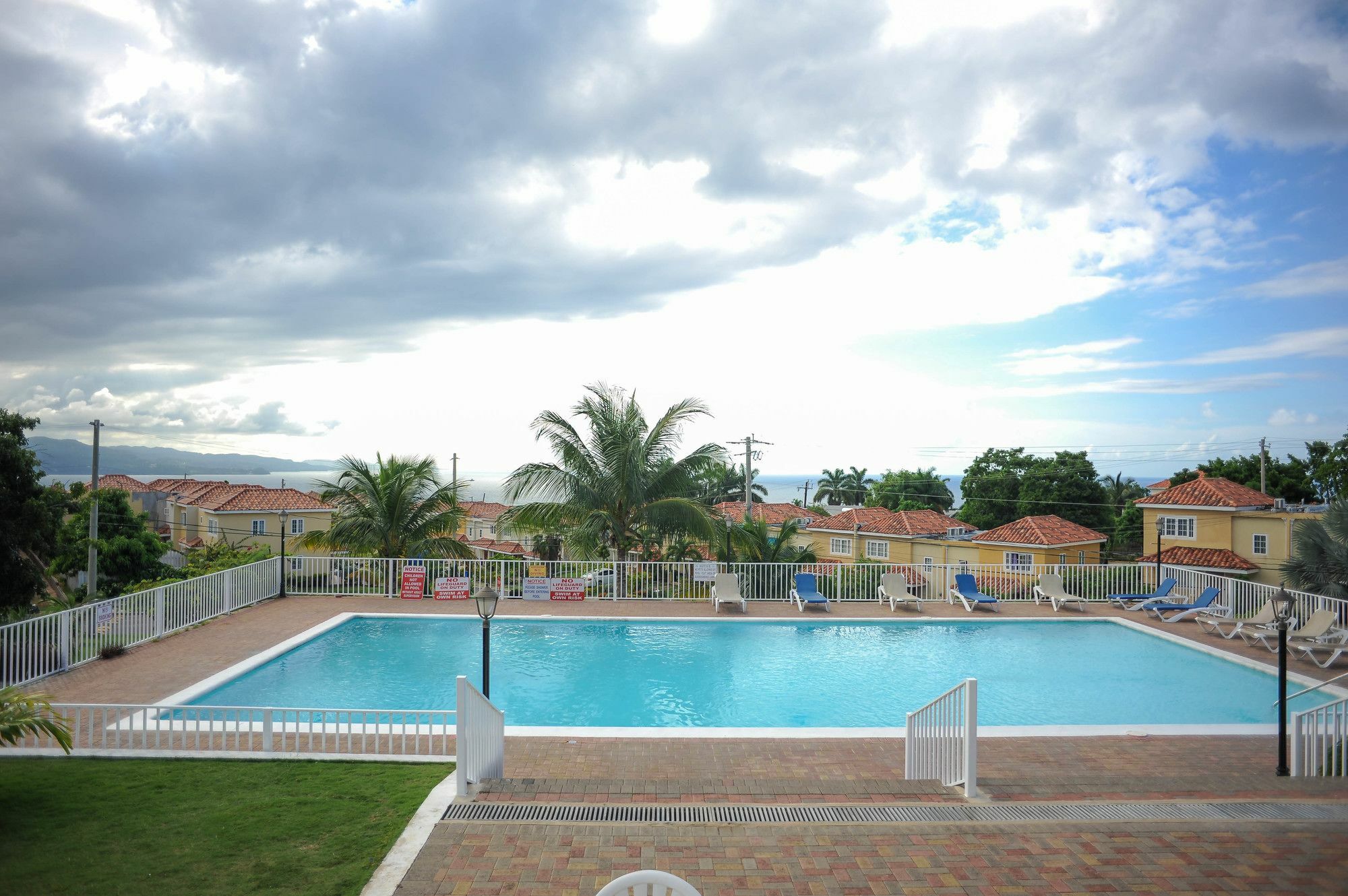 Country Club Mangowalk Townhouse Hotel