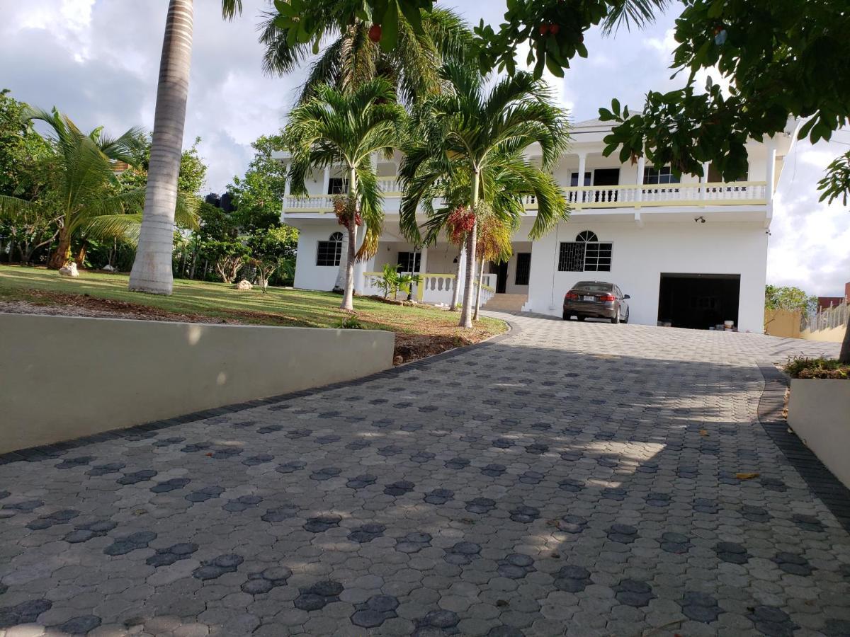 Coral Gardens Apartment *