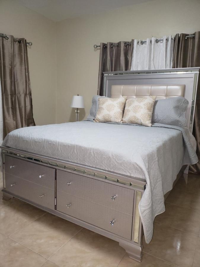 Coral Gardens Apartment *