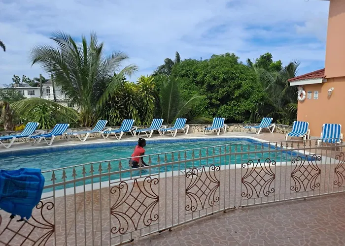 Villa Chaudhry Garden Suite One