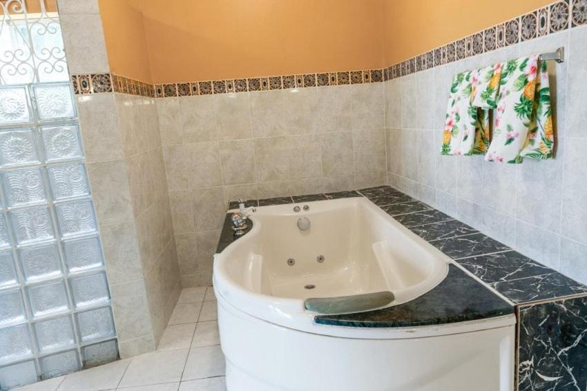Yanceylargo Estate - Newly Renovated 7br Beautiful Two-story W Gorgeous Mountain View