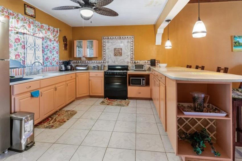 Yanceylargo Estate - Newly Renovated 7br Beautiful Two-story W Gorgeous Mountain View Villa Montego Bay