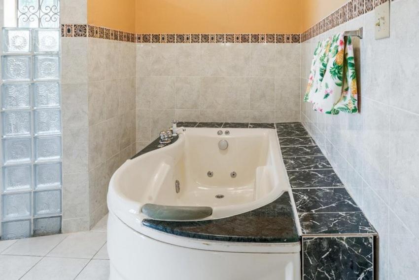 Yanceylargo Estate - Newly Renovated 7br Beautiful Two-story W Gorgeous Mountain View Montego Bay