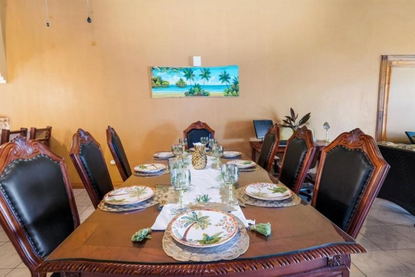 Yanceylargo Estate - Newly Renovated 7br Beautiful Two-story W Gorgeous Mountain View * Montego Bay