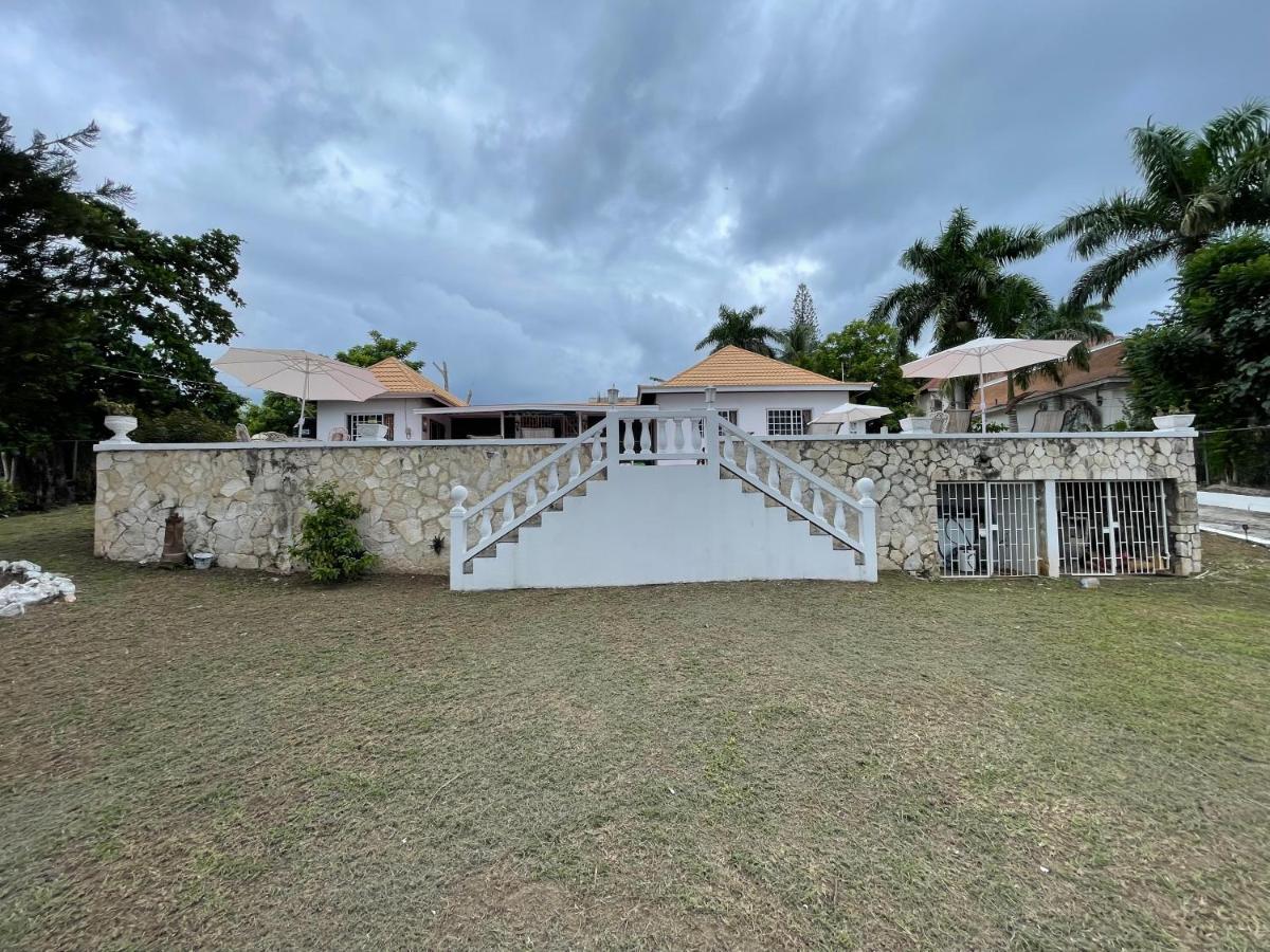 Albergue The @ Peaceful Palms Montego Bay
