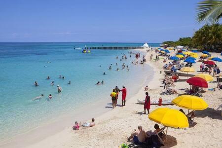 Hospitality Expert Mmc - Fun Pool Bar & Montego Bay