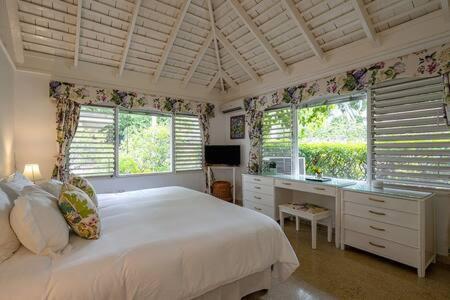Hospitalityexpert Charming 4 Bedroom Sleeps 10 - Pool Hot Tub & Private Chef Montego Bay