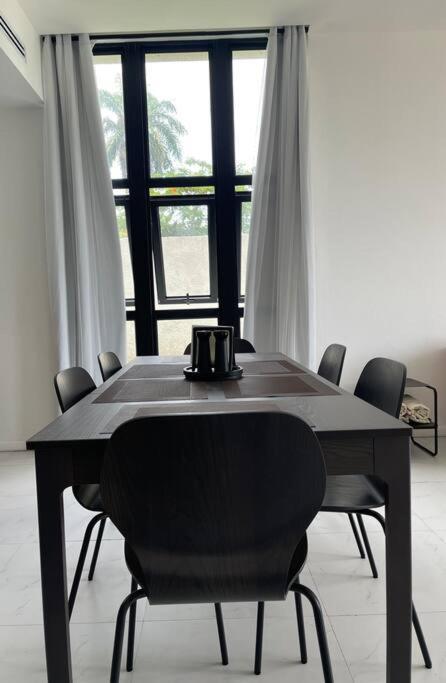 Apt 6ix - Modern And Airy @ Paradise Bay Apartment *