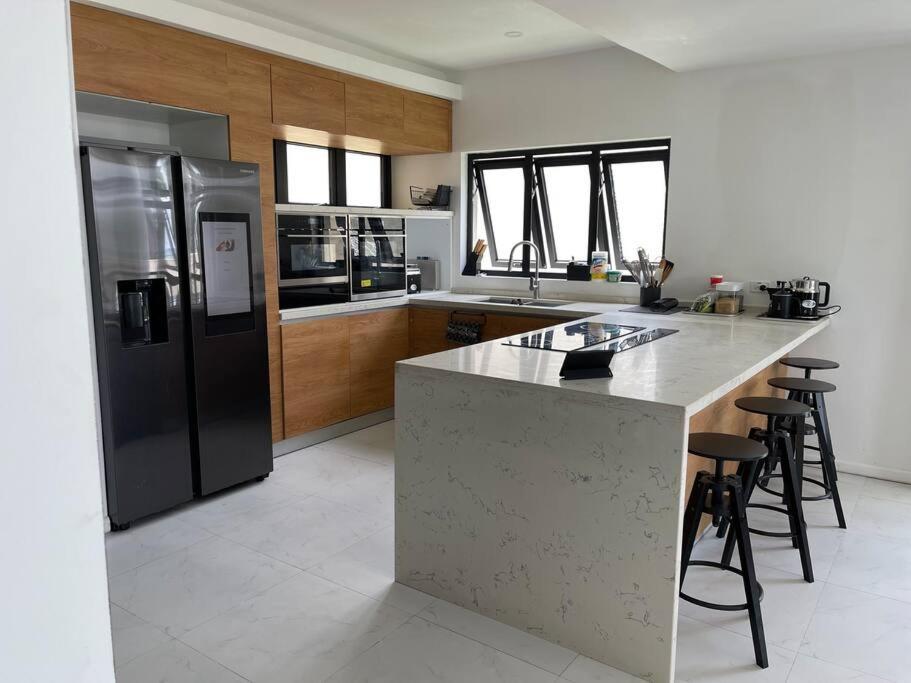Apt 6ix - Modern And Airy @ Paradise Bay Apartment *
