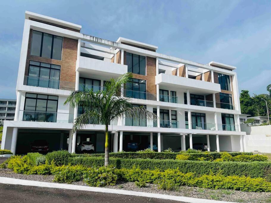Apt 6ix - Modern And Airy @ Paradise Bay Apartment *