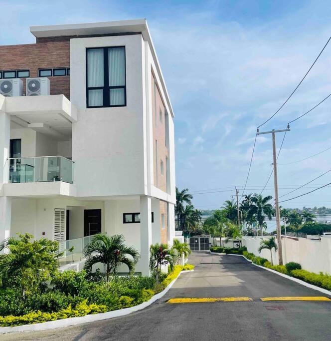 Apt 6ix - Modern And Airy @ Paradise Bay Apartment