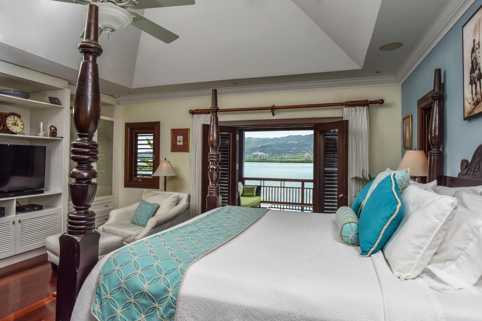Afimi House 4br Beachfront Villa