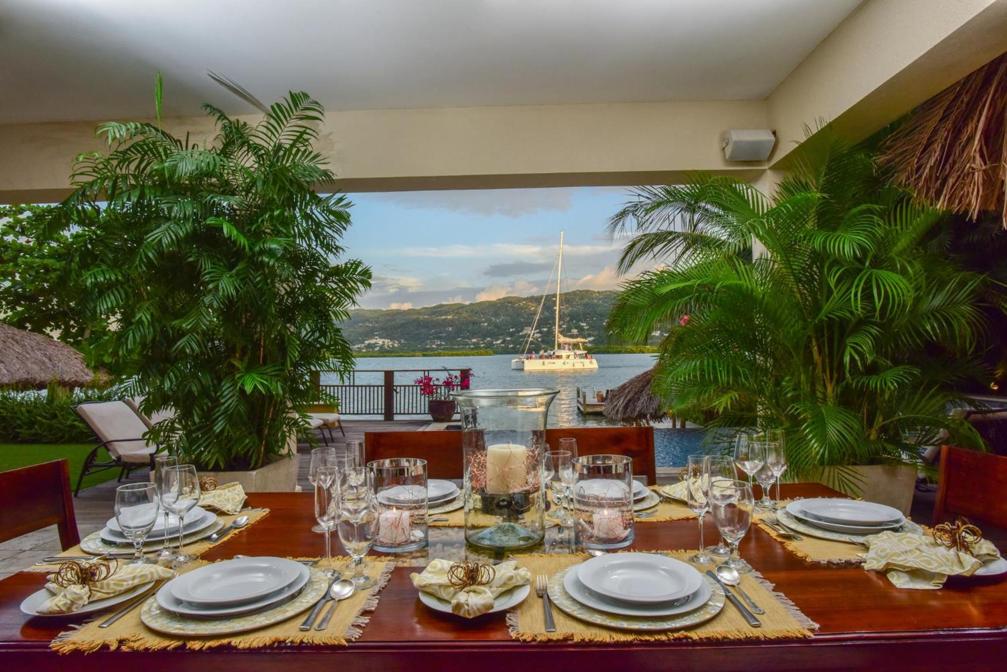Afimi House 4br Beachfront Villa
