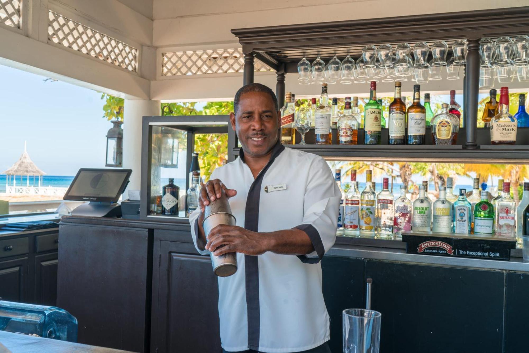 Hospitality Expert Bts 7 - Pool & Bar Inn Montego Bay