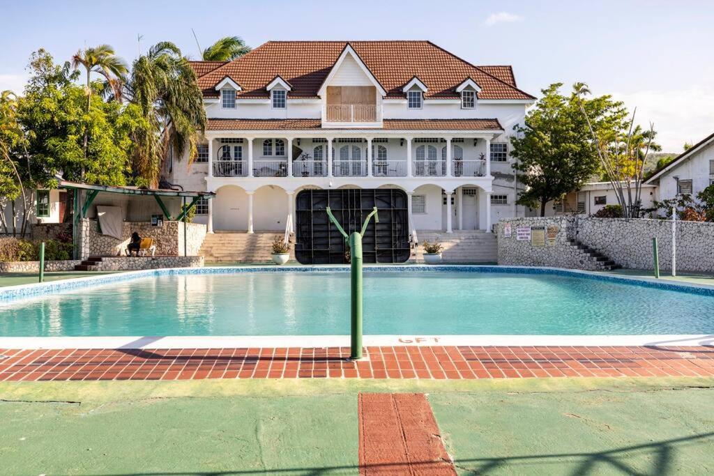 Seaside Loft With Pool, Sea Castles, * Montego Bay
