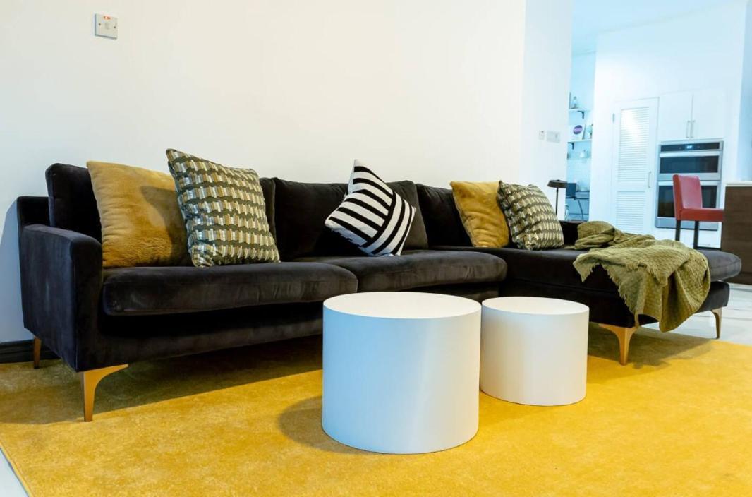 Chic And Cozy 2br With Pool -ironshore,