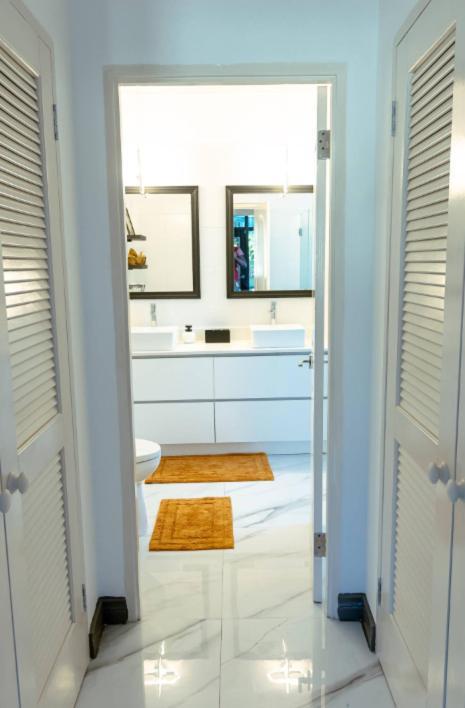 Chic And Cozy 2br With Pool -ironshore, *