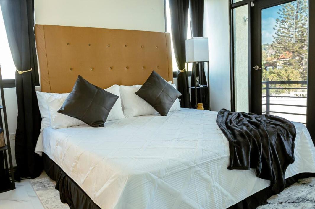 Chic And Cozy 2br With Pool -ironshore, Aparthotel