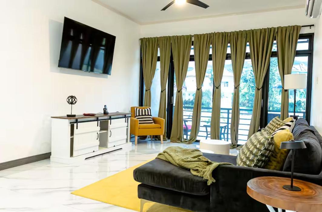 Chic And Cozy 2br With Pool -ironshore, Aparthotel *