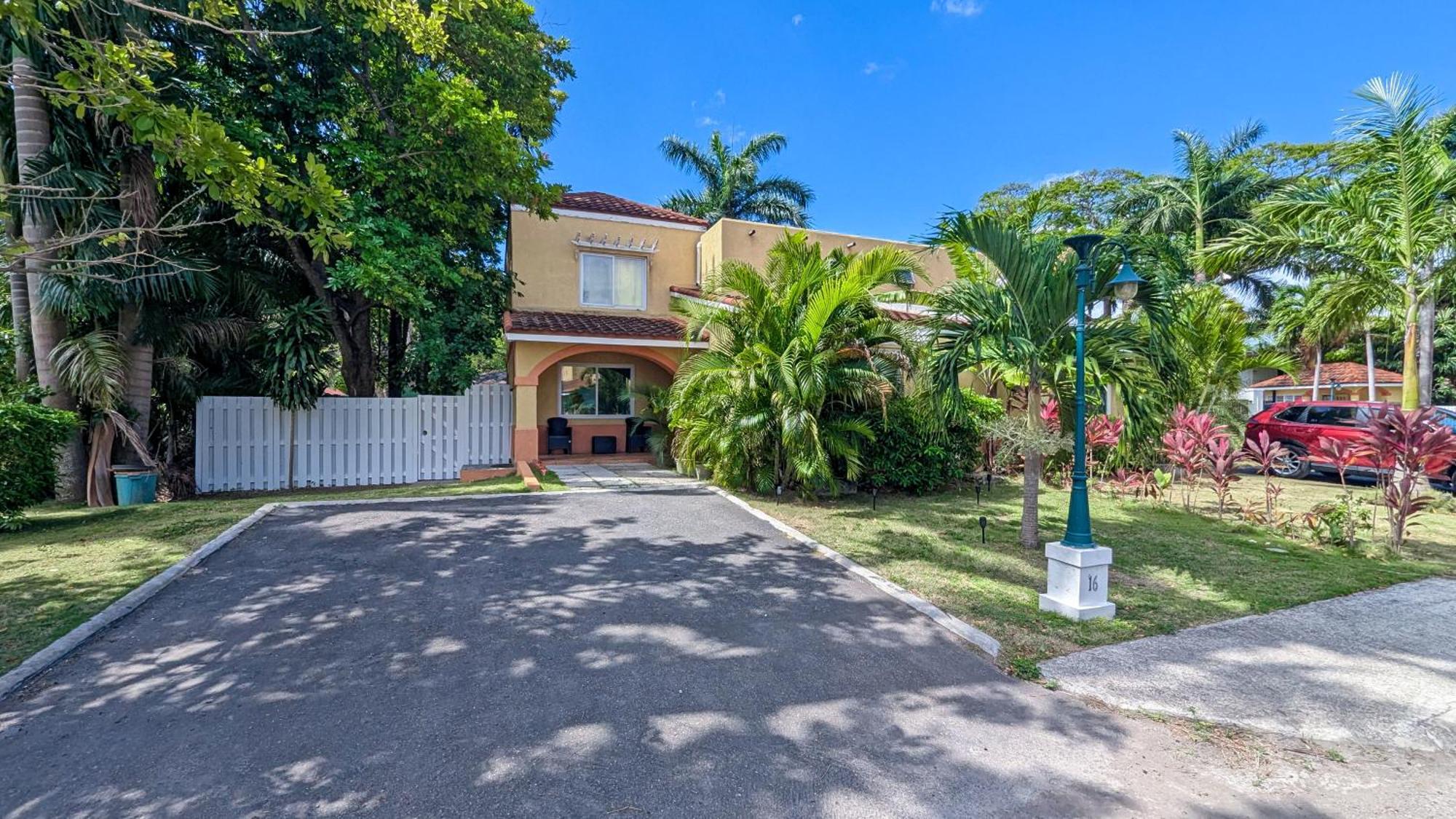 Mobay Palmas Villa *