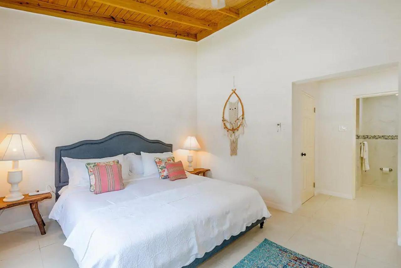 New 3-bed On Hip Strip, Access, Sleeps 8 Holiday home
