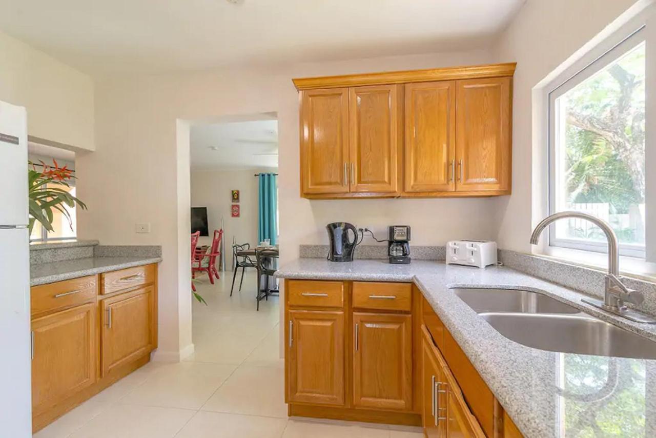 New 3-bed On Hip Strip, Access, Sleeps 8 Holiday home Montego Bay