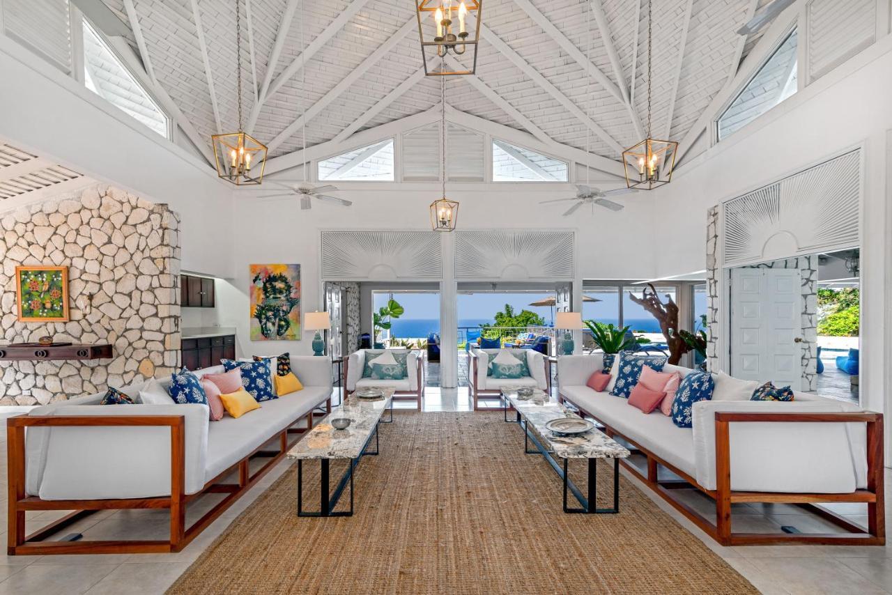 Magnificent 5-bedroom Estate Villa, Sleeps 12 Villa