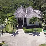 Luxury Villa Sleeps 6, Beach Access, Montego Bay