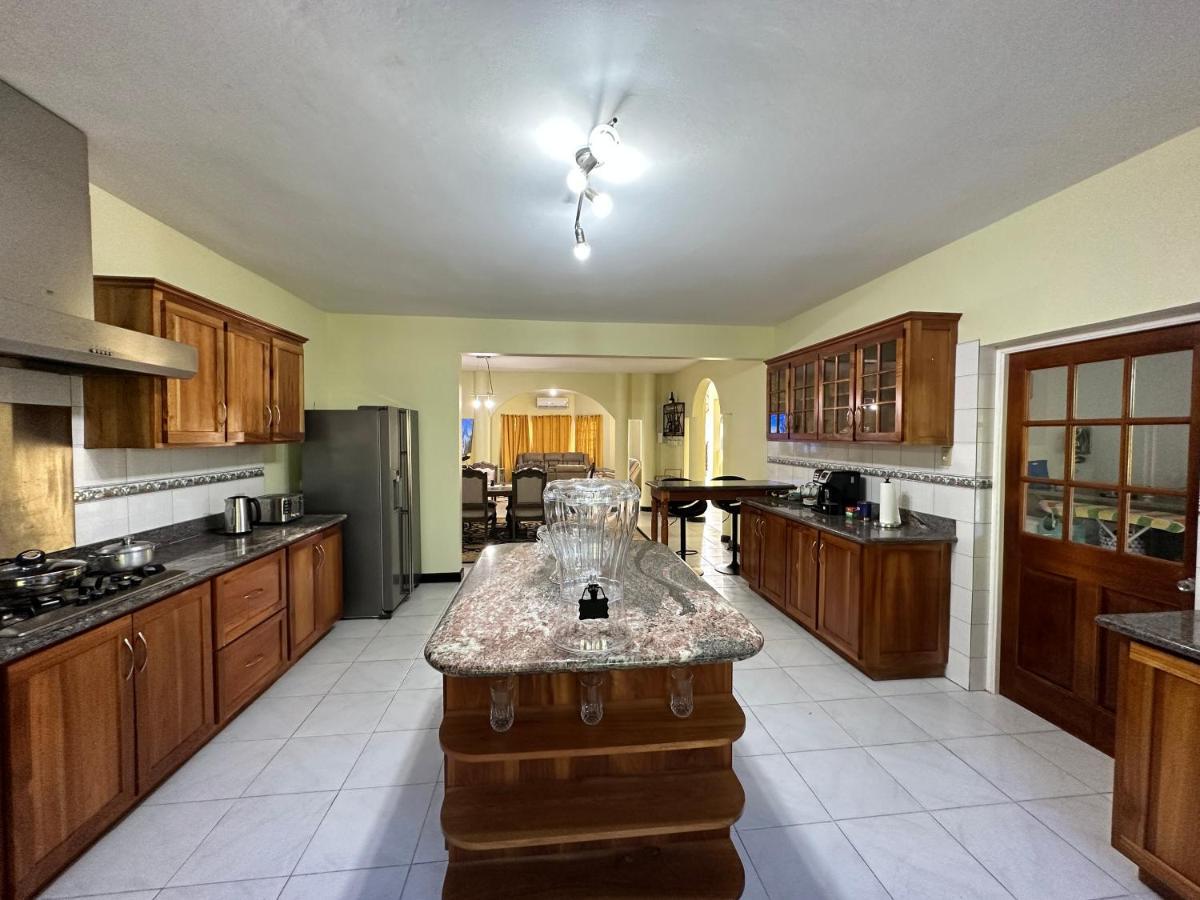 A Luxurious 4-bedroom Private With Games Room, Theatre & Modern Art Villa Montego Bay