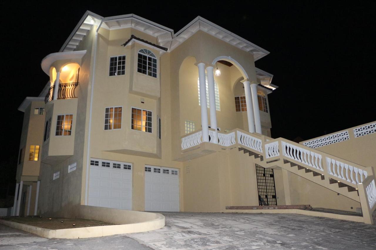 A Luxurious 4-bedroom Private With Games Room, Theatre & Modern Art Villa *