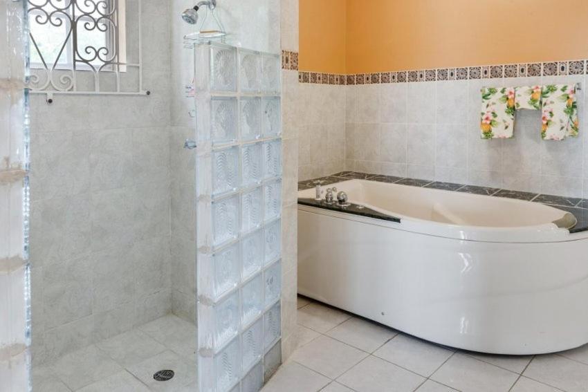 Villa Yanceylargo Estate - Newly Renovated 7br Beautiful Two-story W Gorgeous Mountain View