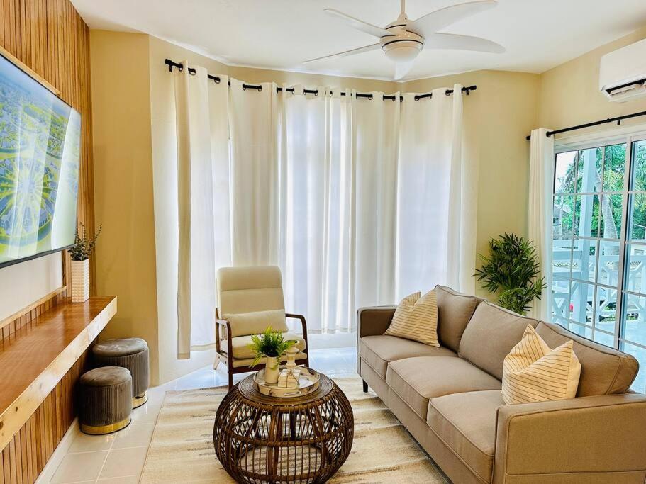 Apartment Falcon Sunset 2br- Airport Transport Available -security-gated *