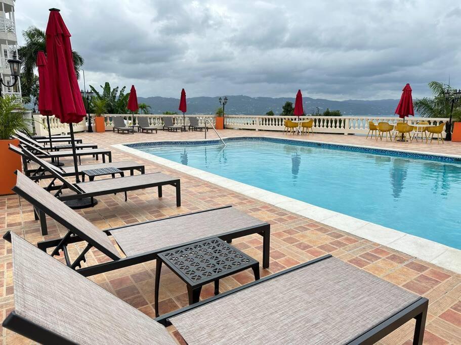 Falcon Sunset 2br- Airport Transport Available -security-gated Apartment *