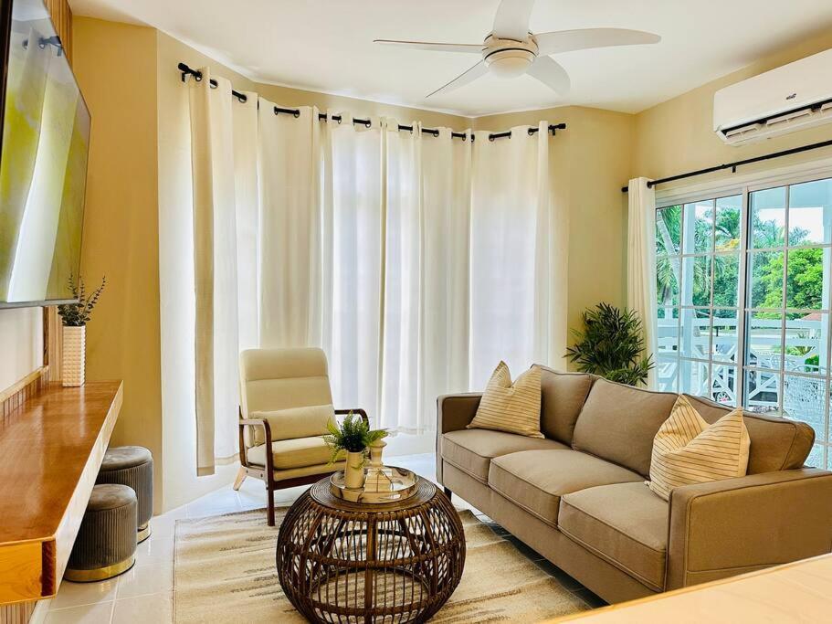Falcon Sunset 2br- Airport Transport Available -security-gated *
