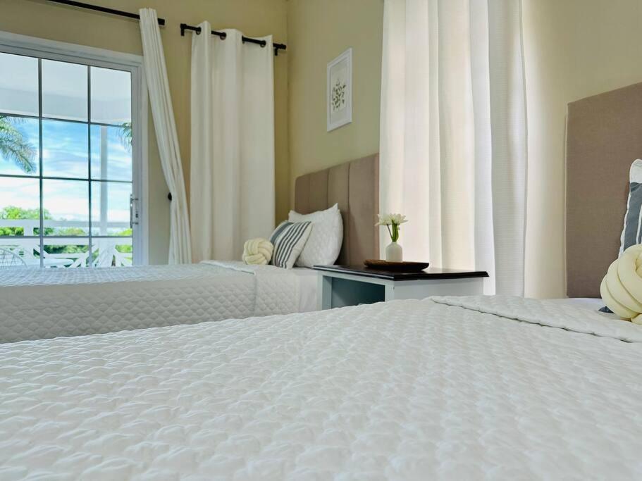 Falcon Sunset 2br- Airport Transport Available -security-gated Apartment *