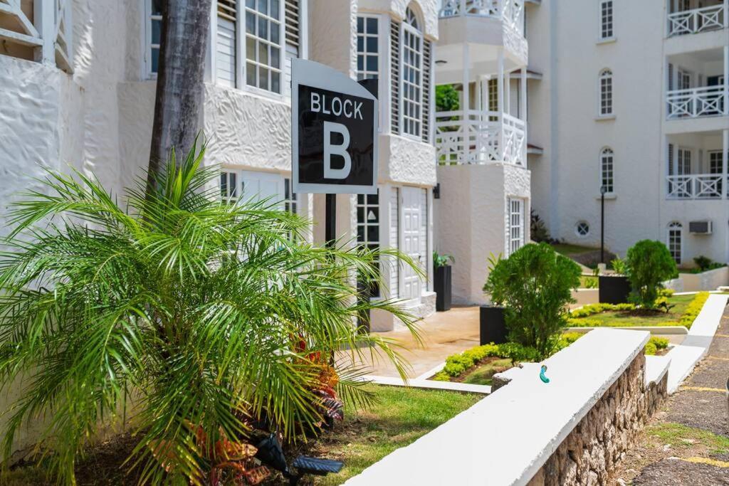 Falcon Sunset 2br- Airport Transport Available -security-gated Apartment