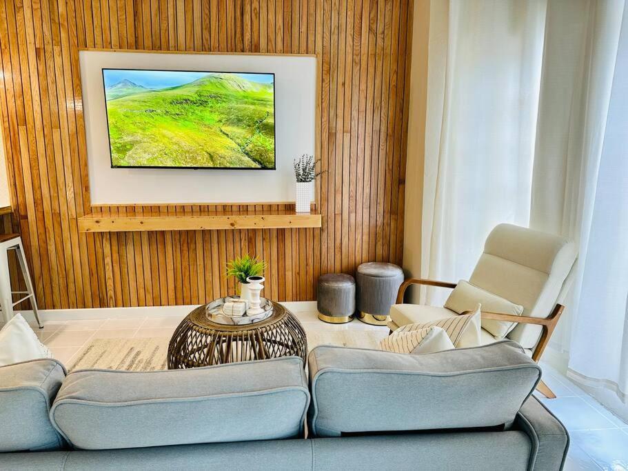 Falcon Sunset 2br- Airport Transport Available -security-gated Apartment Montego Bay