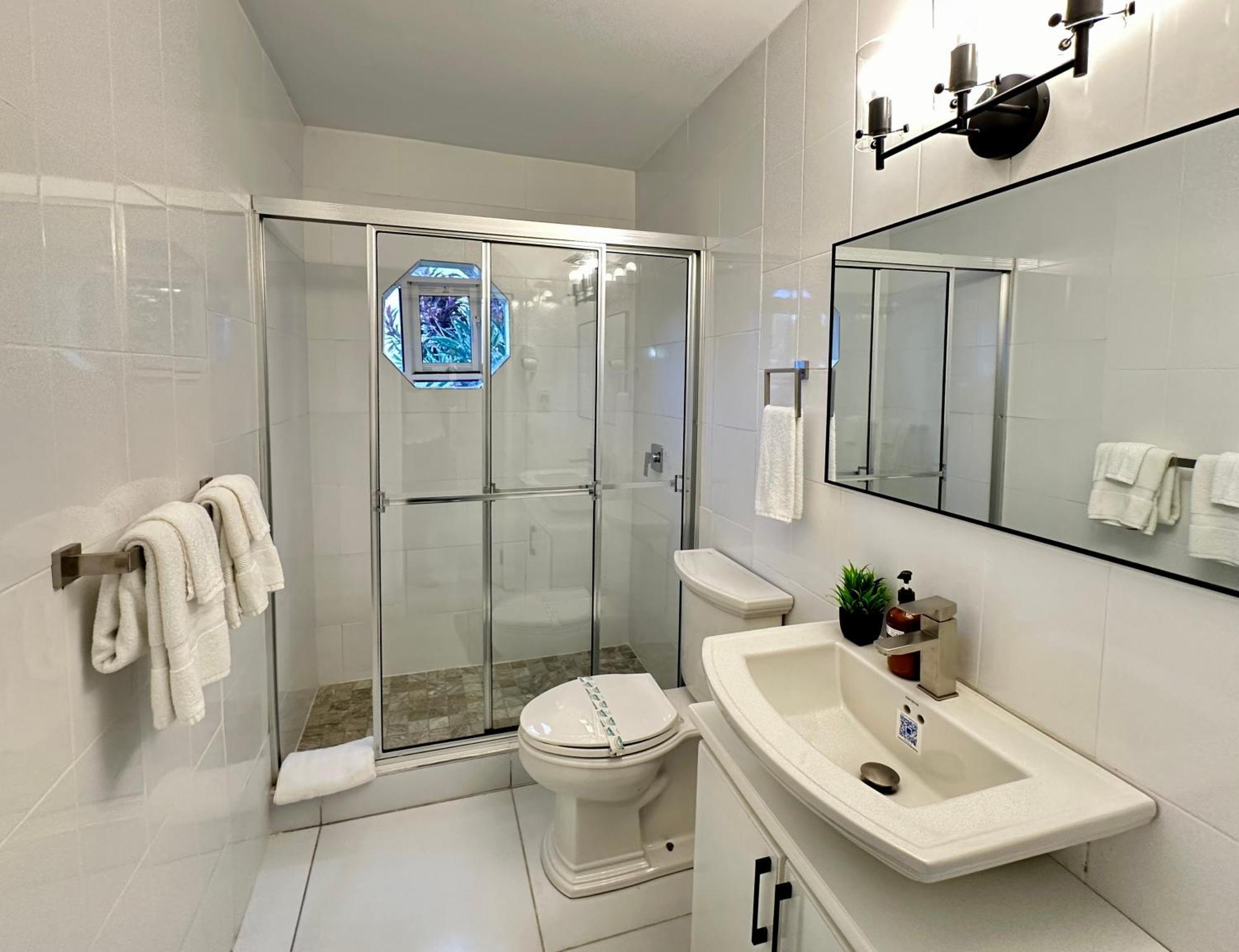Falcon Shoreline- Airport Pickup Available - Gated-security Apartment