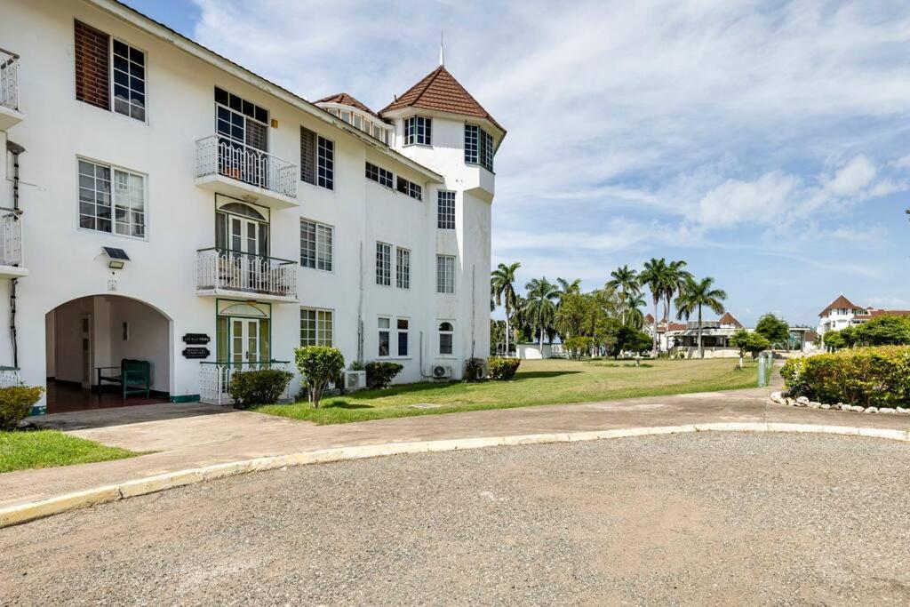 Seaside Loft With Pool, Sea Castles, Apartment Montego Bay