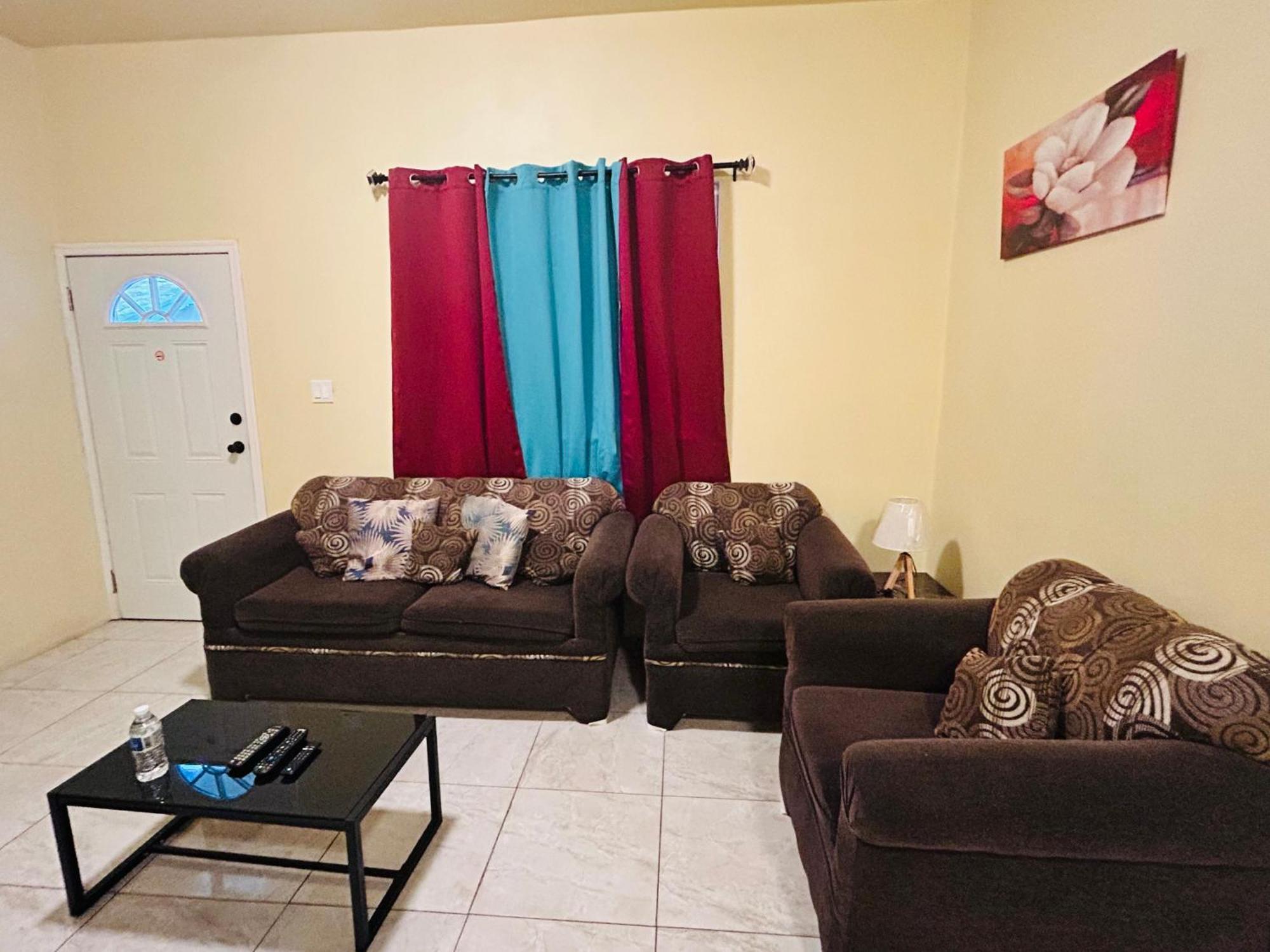 The Rest Stop- Gated Community-24 Hrs Security Holiday home *