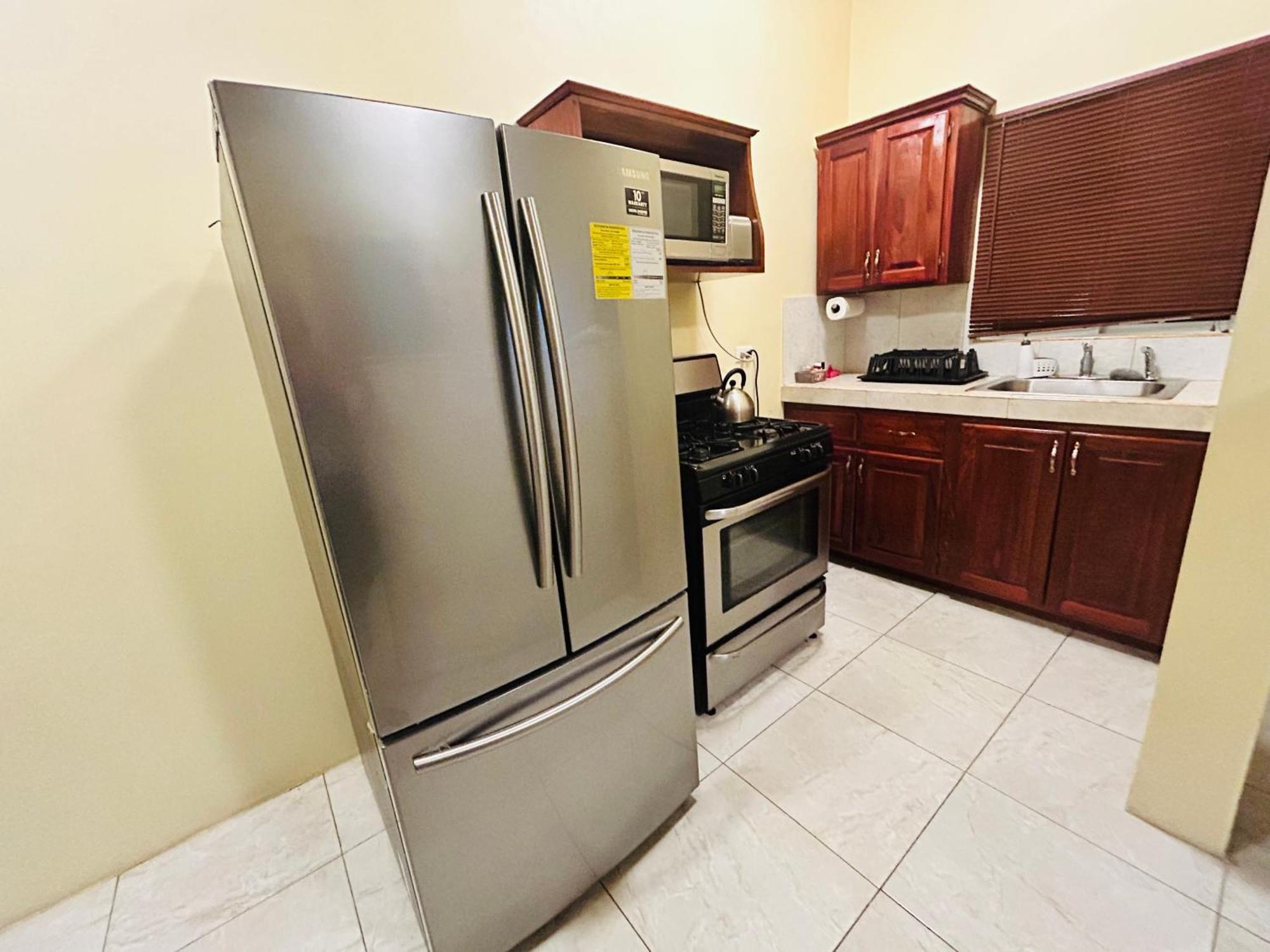 The Rest Stop- Gated Community-24 Hrs Security Holiday home *