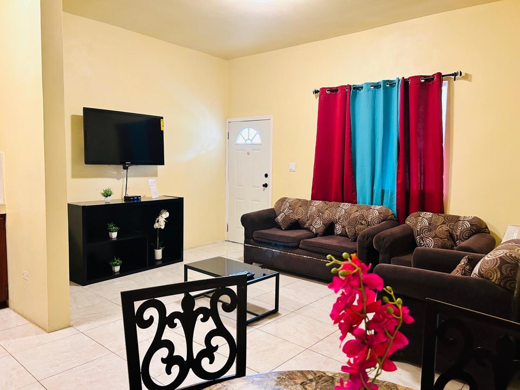 The Rest Stop- Gated Community-24 Hrs Security Holiday home *