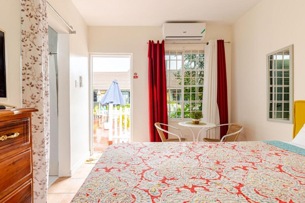 Compact Studio, & Pool 204a * Montego Bay