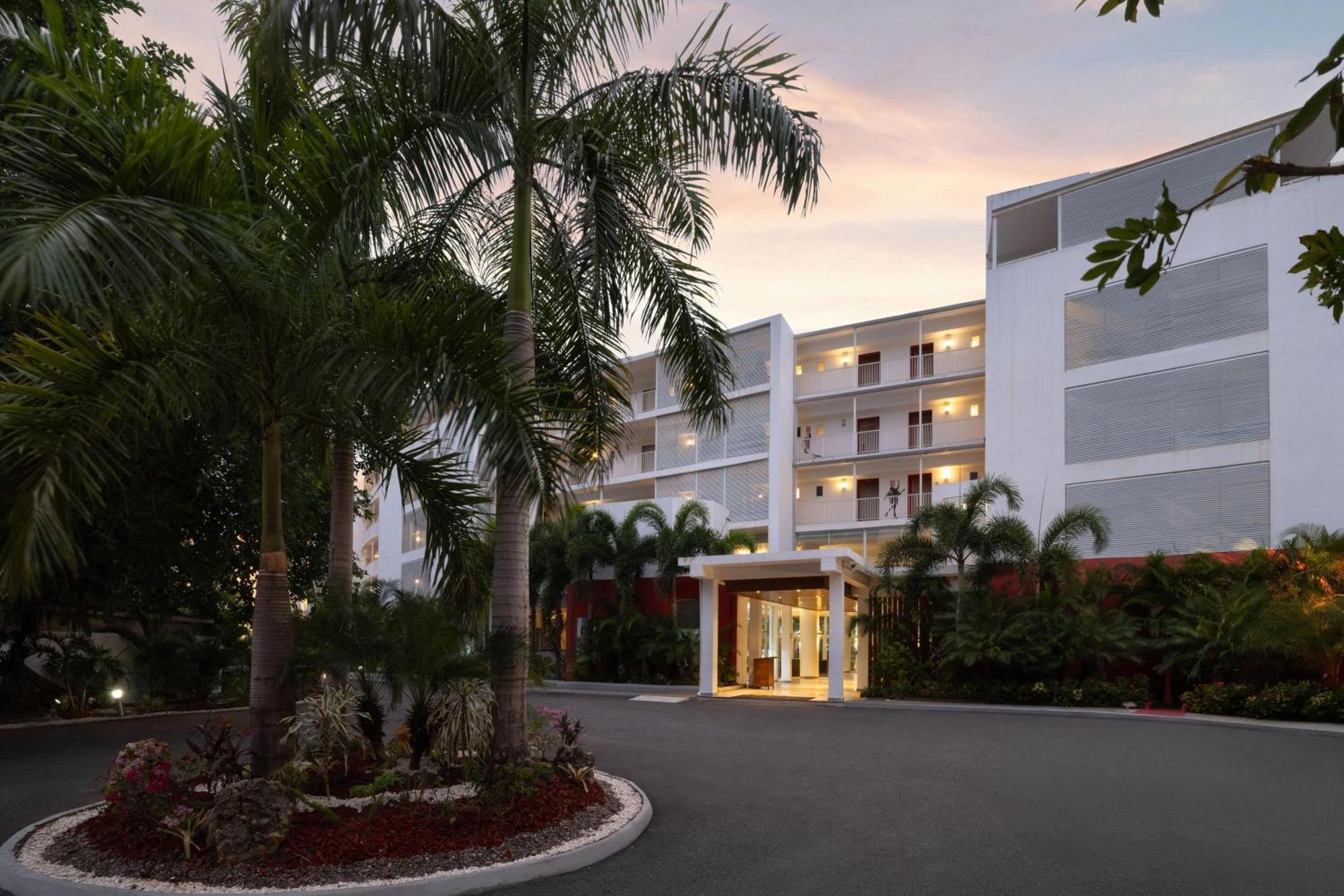Grand Decameron Cornwall Beach, A Trademark All-Inclusive Resort 4*