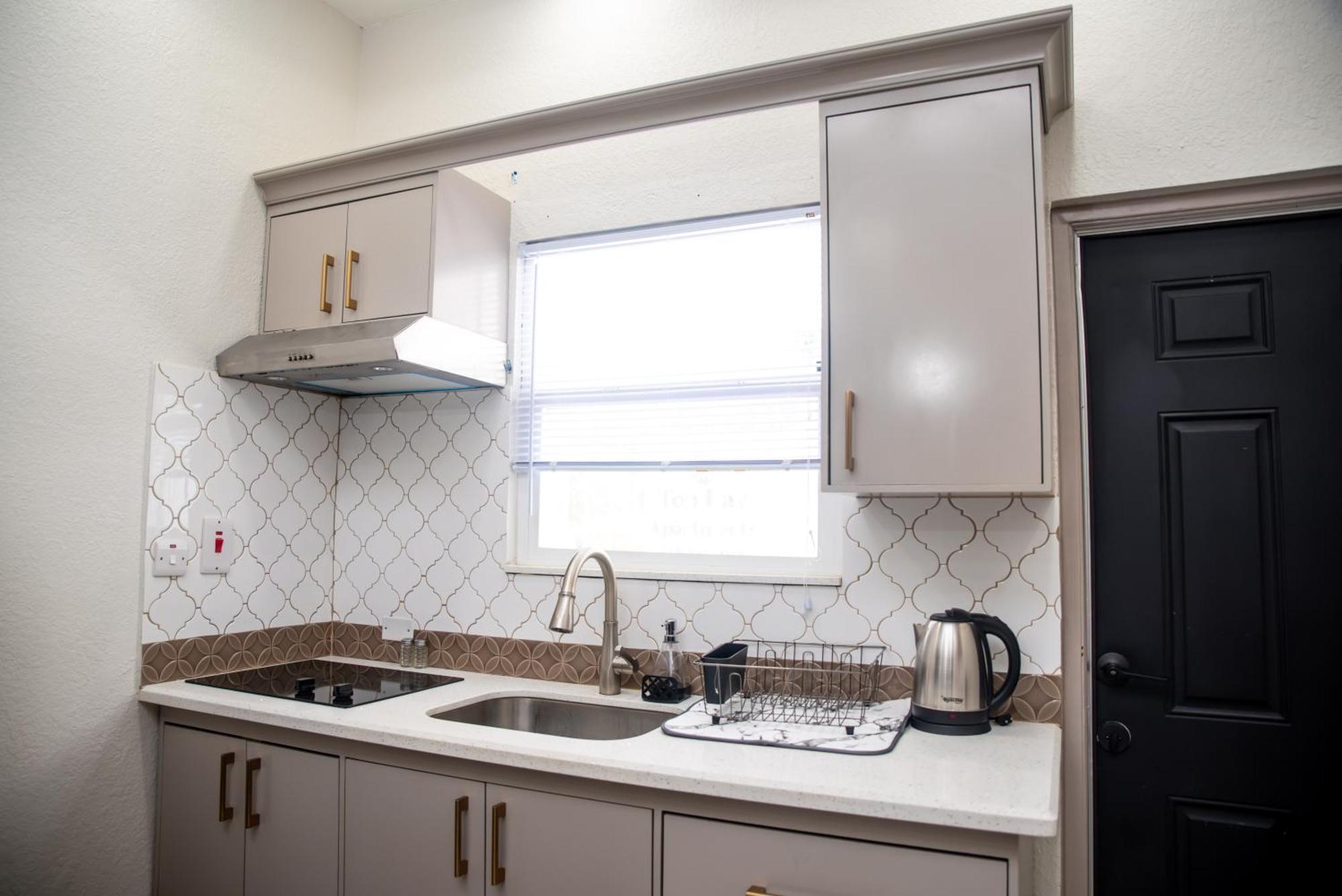 Bay - 5 Units Apartment *