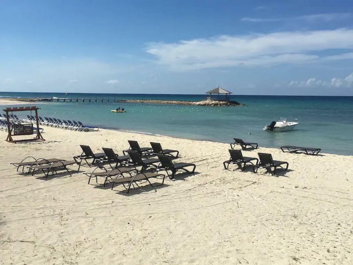Magnificent 5-bedroom Estate Villa, Sleeps 12 Villa Montego Bay