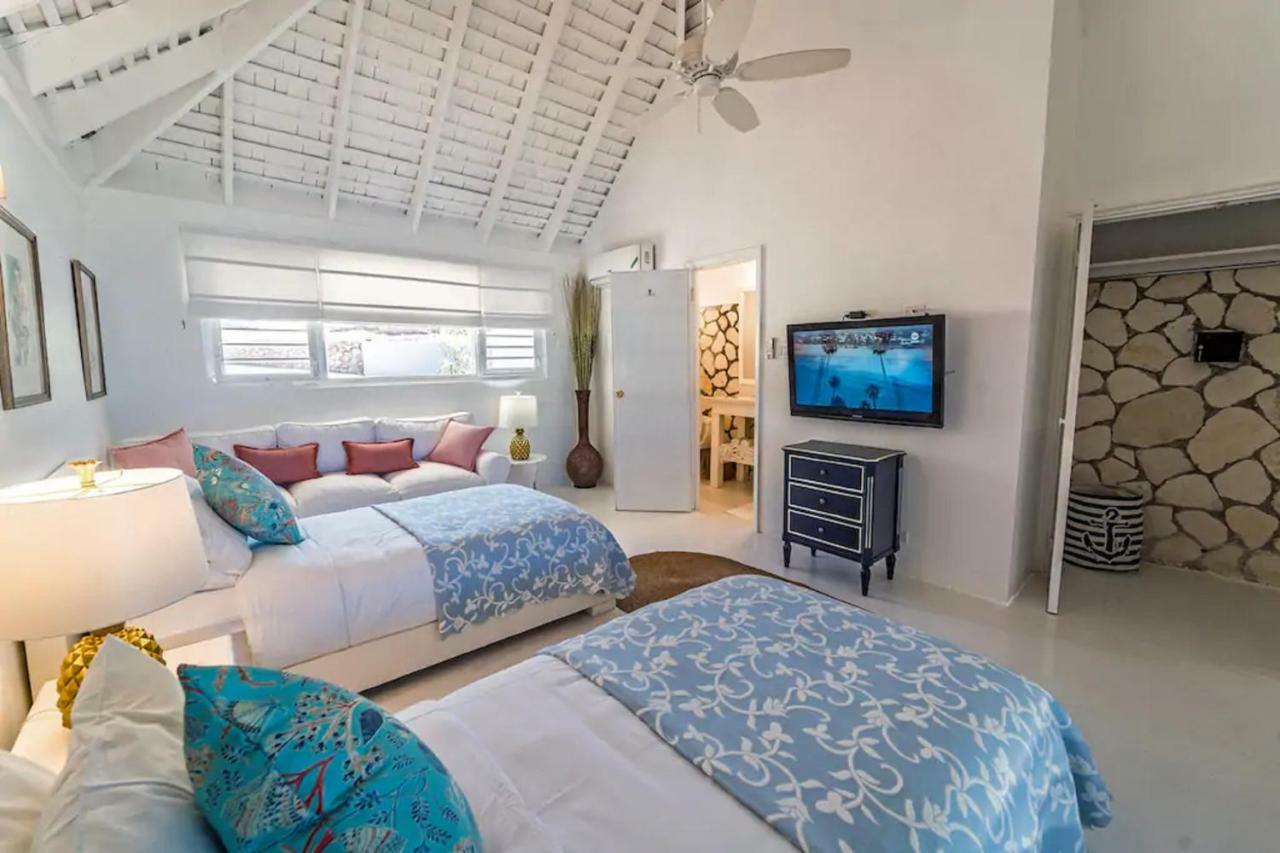Magnificent 5-bedroom Estate Villa, Sleeps 12 *