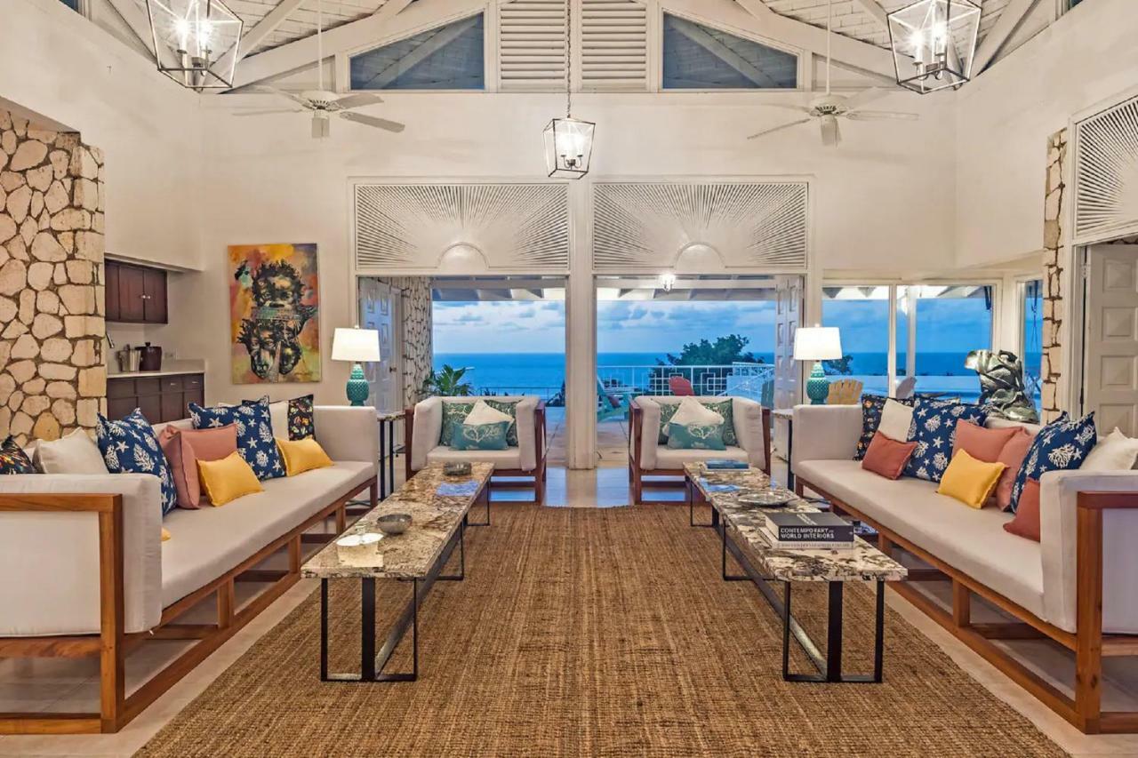 Magnificent 5-bedroom Estate Villa, Sleeps 12 Villa