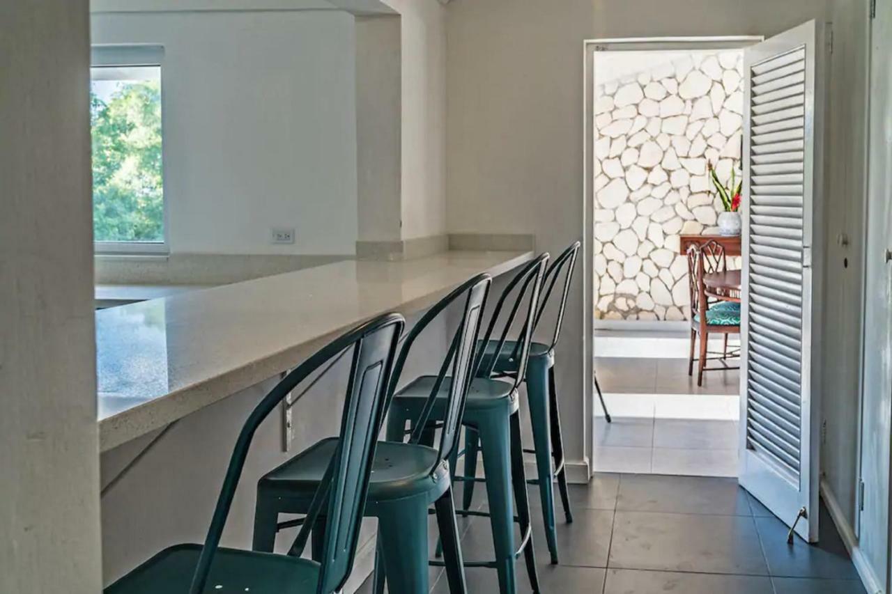 Magnificent 5-bedroom Estate Villa, Sleeps 12 *